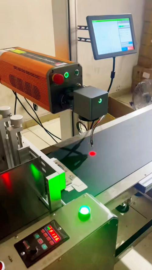 這款紙盒分頁機(jī)高速激光噴碼機(jī),配合激光高速噴碼,字跡清晰